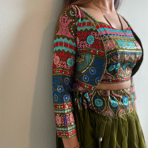 Multi color crop tip with skirts - Picture 1 of 3